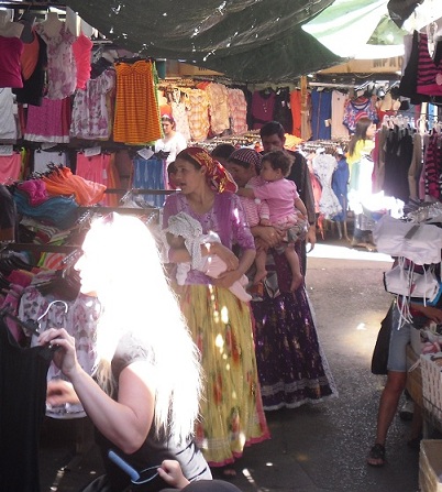 De kleurrijke markt met de kleurrijke mensen